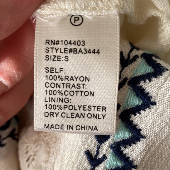 Flowy lace detailed dress - Picture 5 of 6